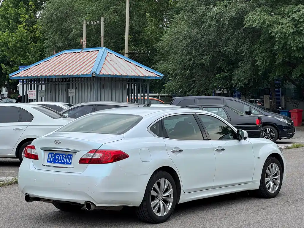 Infiniti Q70 2015