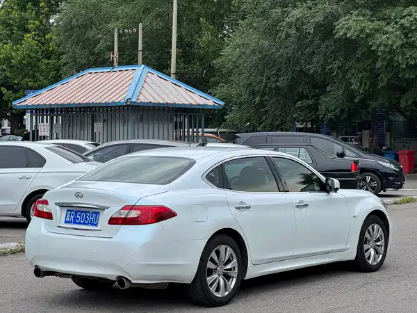 Infiniti Q70 2015