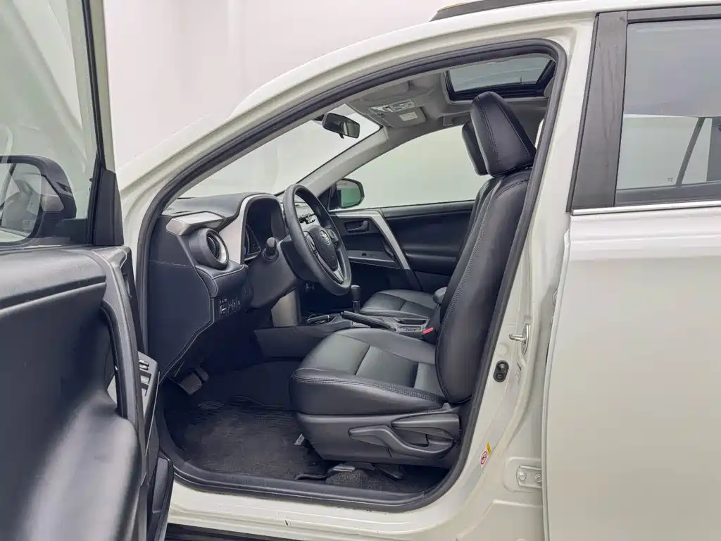 Toyota RAV4 2017 — фото 10