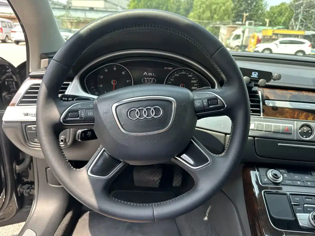 Audi A8 2015 — фото 8