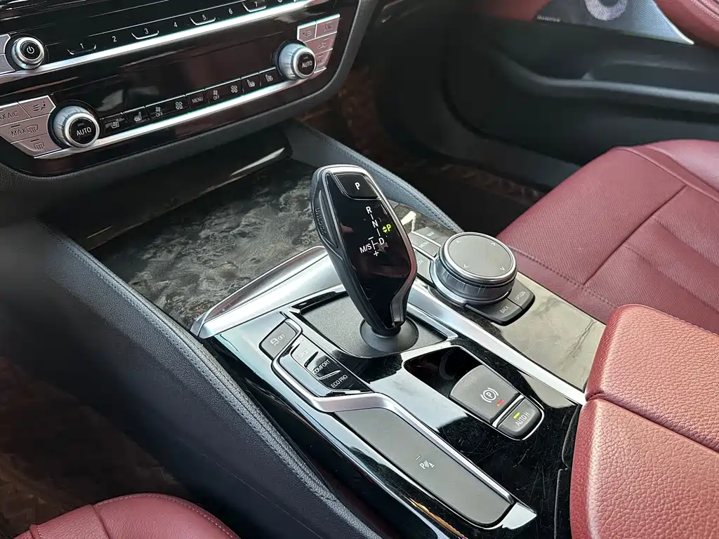BMW 5 Series 2020 — фото 11