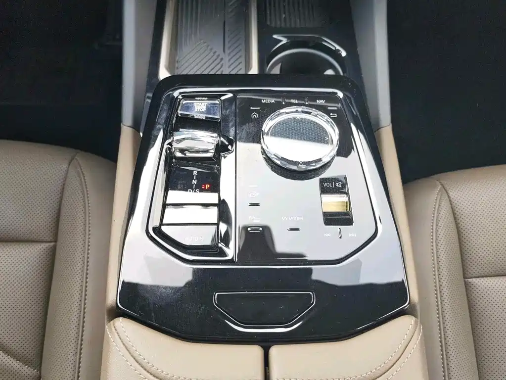 BMW 5 Series 2025 — фото 16