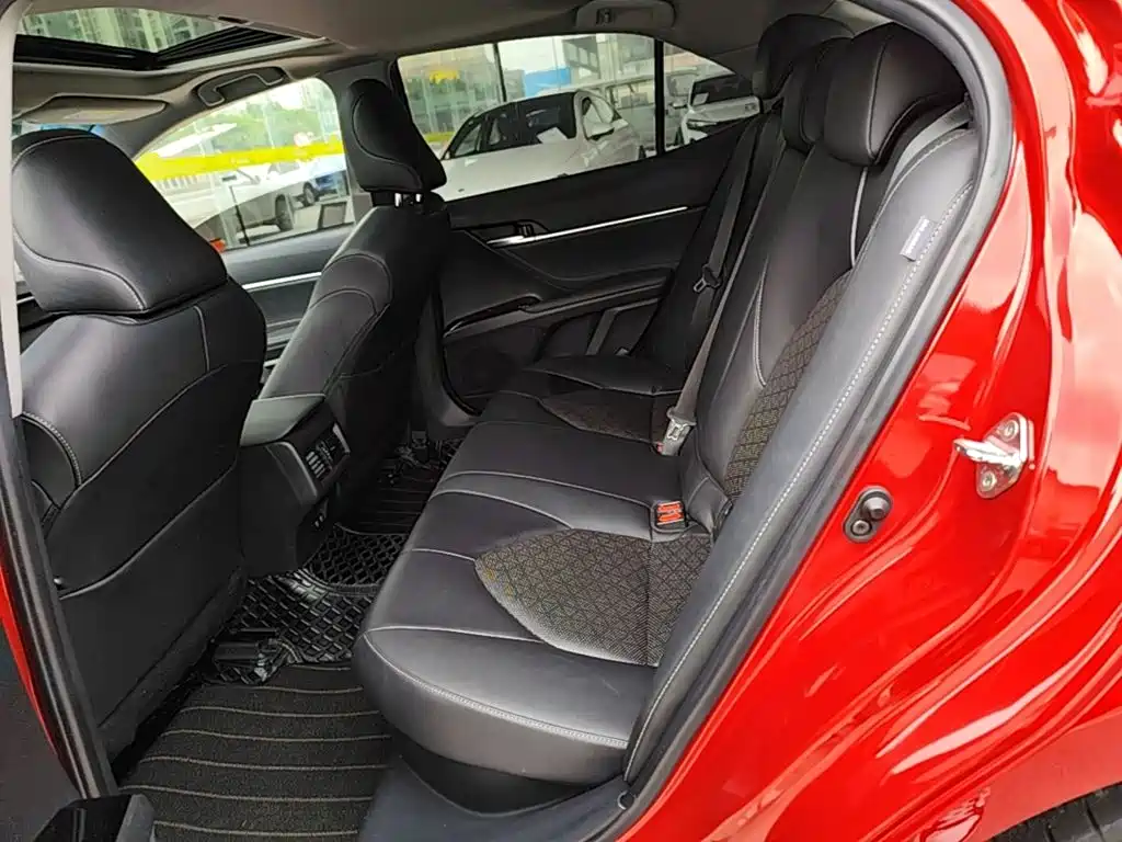 Toyota Camry 2019 — фото 17