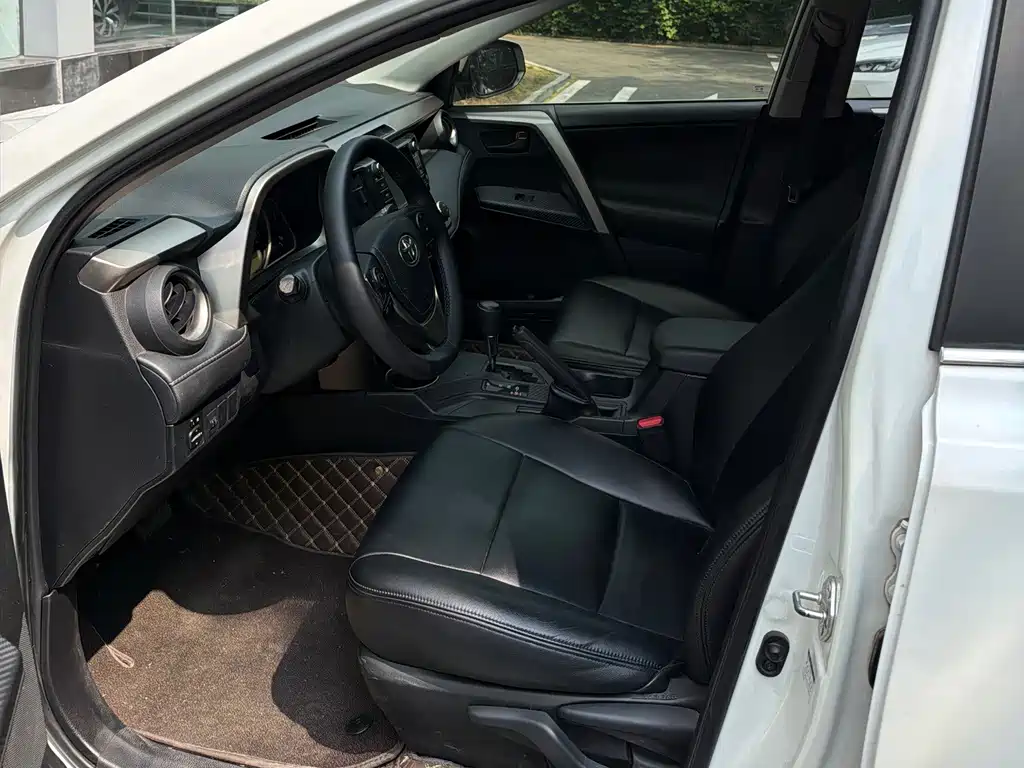 Toyota RAV4 2015 — фото 8
