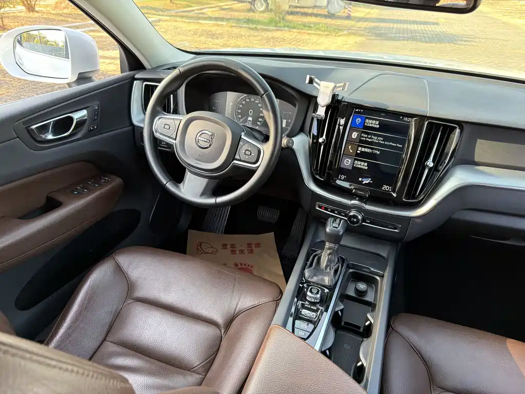 Volvo XC60 2019 — фото 10