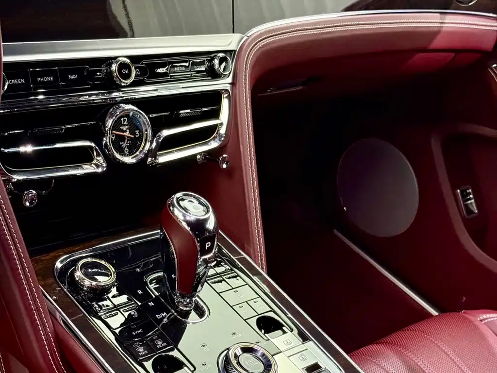 Bentley Flying Spur Plug-In Hybrid 2023 — фото 12