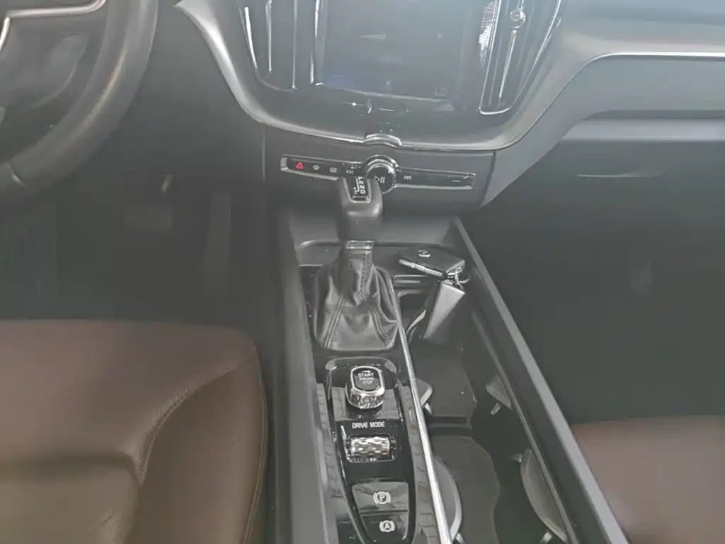 Volvo XC60 2020 — фото 10