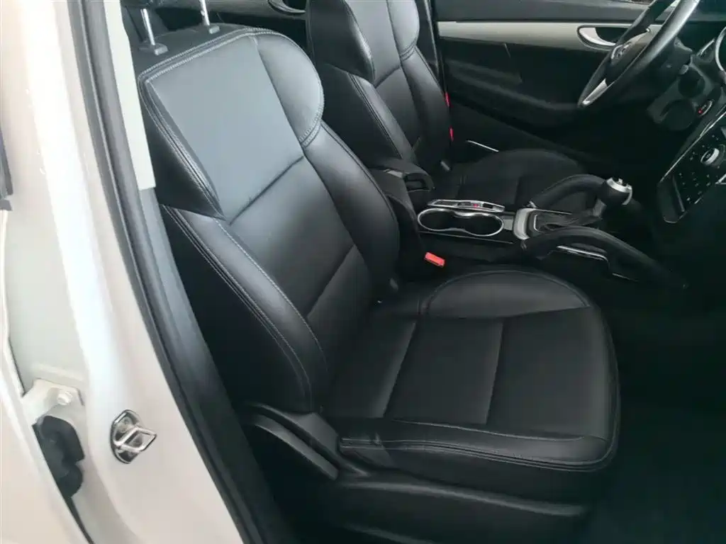 Zotye SR7 2016 — фото 25