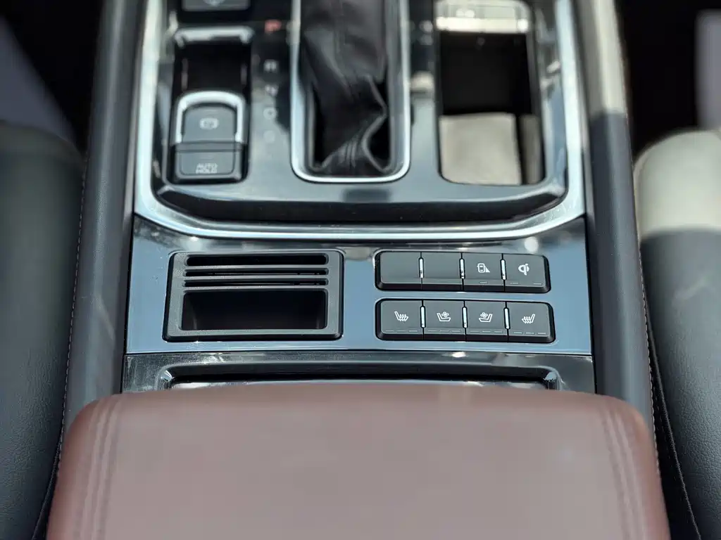GAC Trumpchi GS8 2017 — фото 15