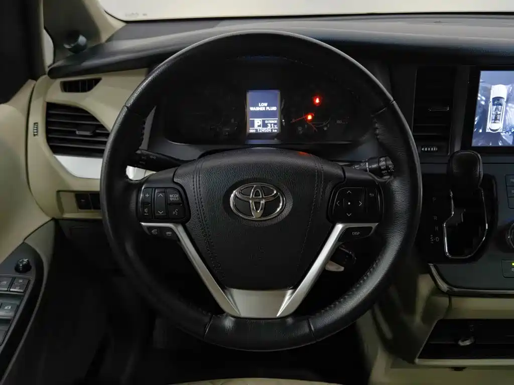 Toyota Sienna 2015 — фото 11