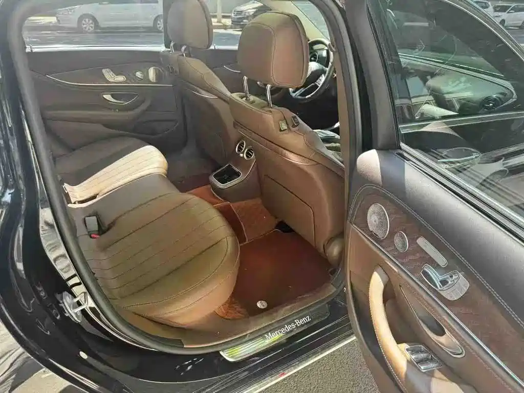 Mercedes-Benz E-Class 2023 — фото 11