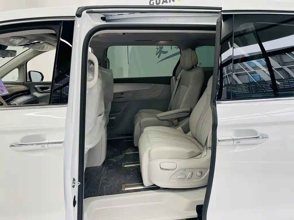 Roewe iMAX8 New Energy — фото 11
