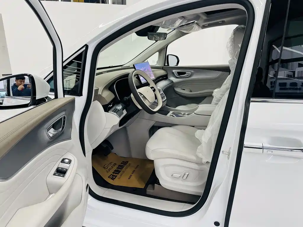Roewe iMAX8 New Energy — фото 4