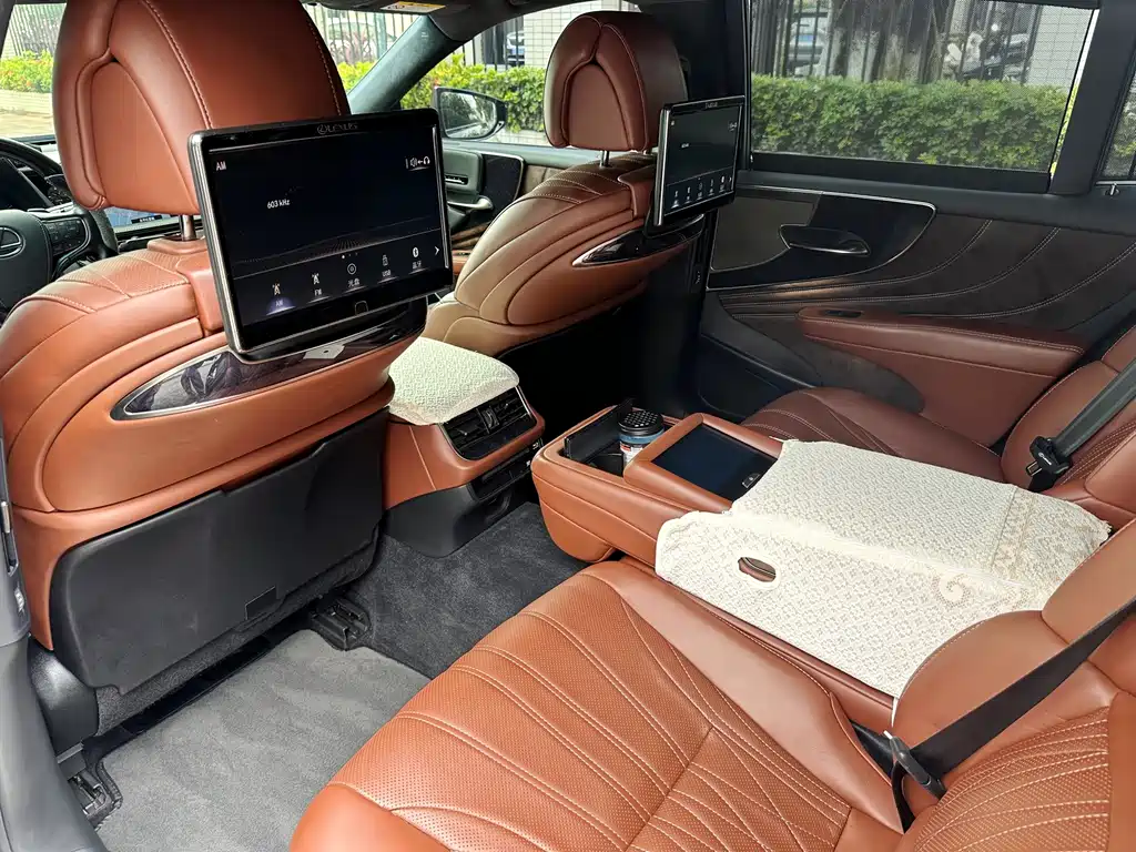 Lexus LS 2018 — фото 15