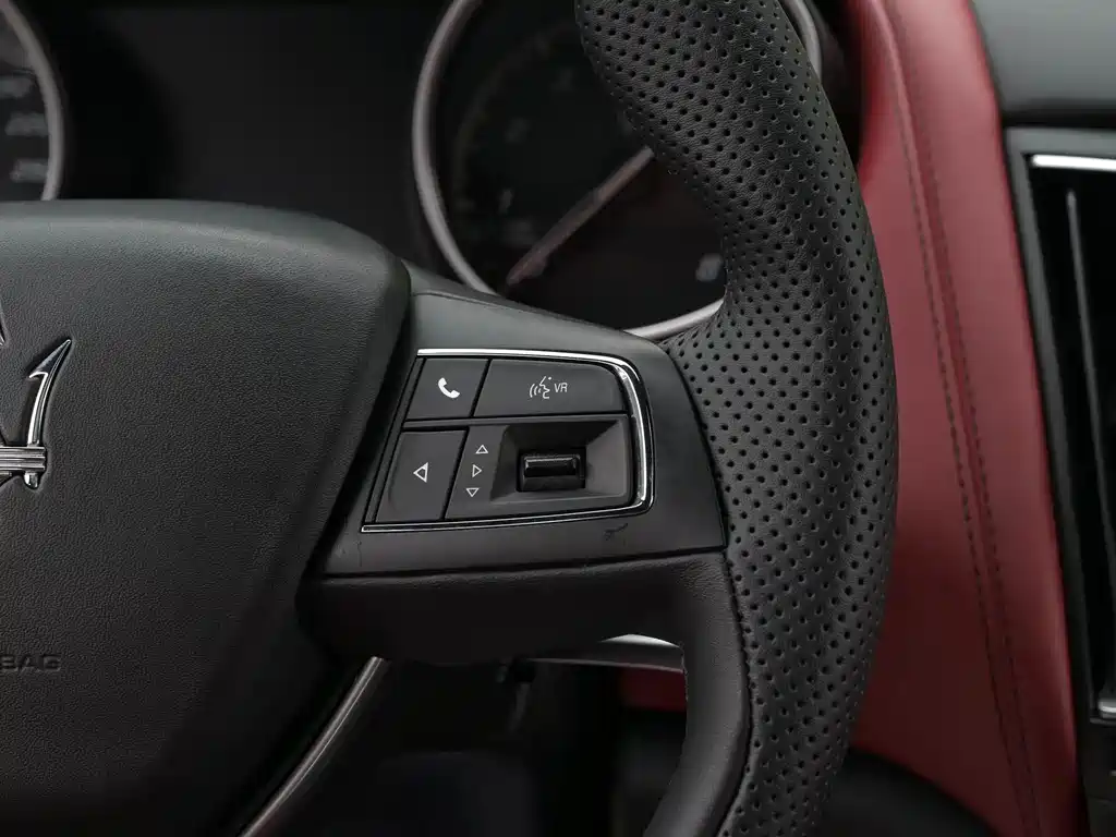 Maserati Levante 2017 — фото 15