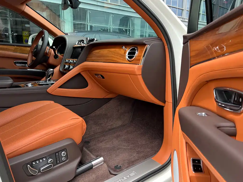 Bentley Bentayga 2022 — фото 11
