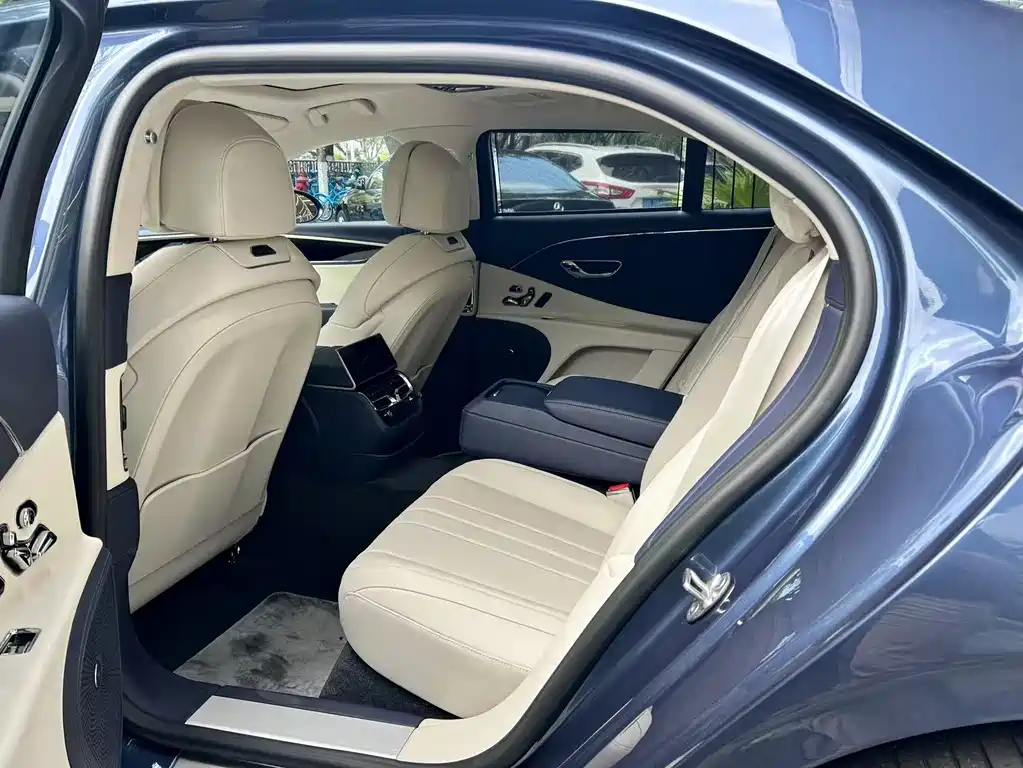 Bentley Flying Spur — фото 4