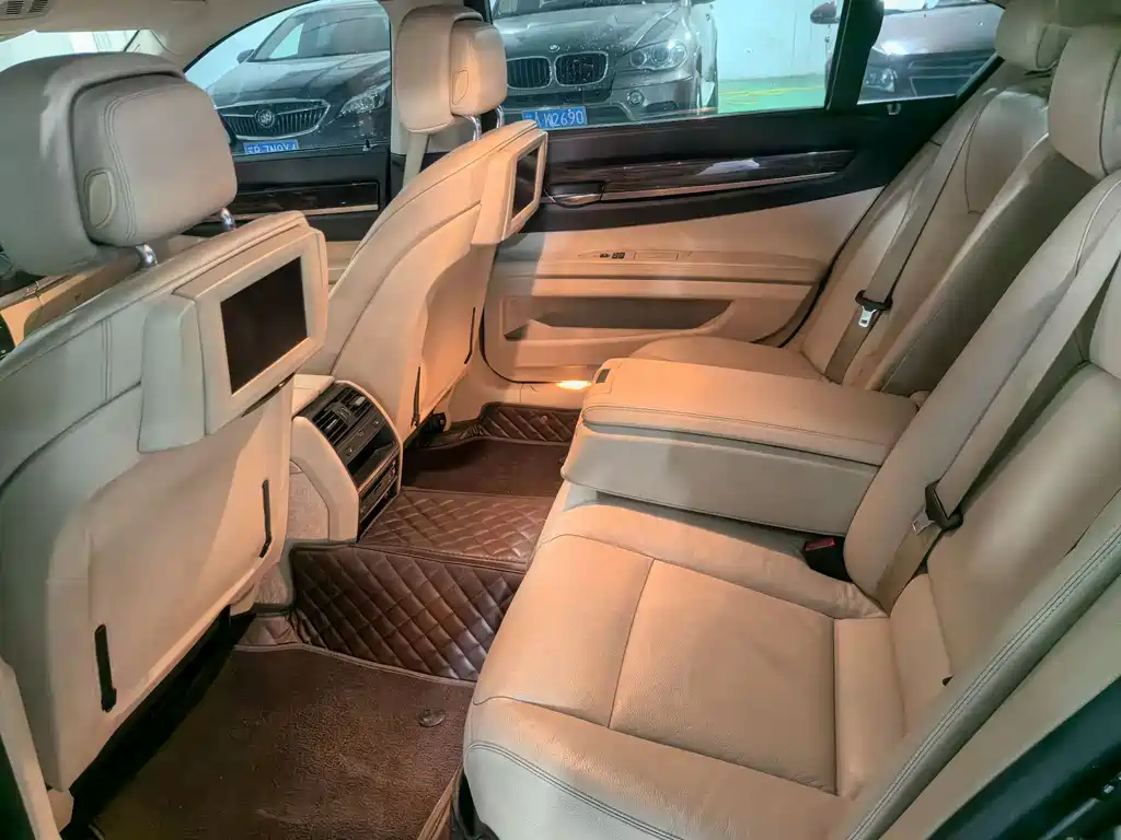 BMW 7 Series 2011 — фото 13