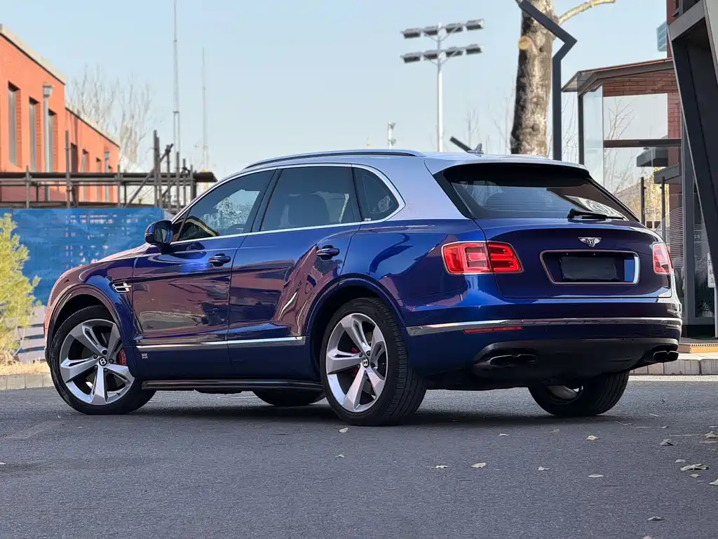 Bentley Bentayga 2018 — фото 18