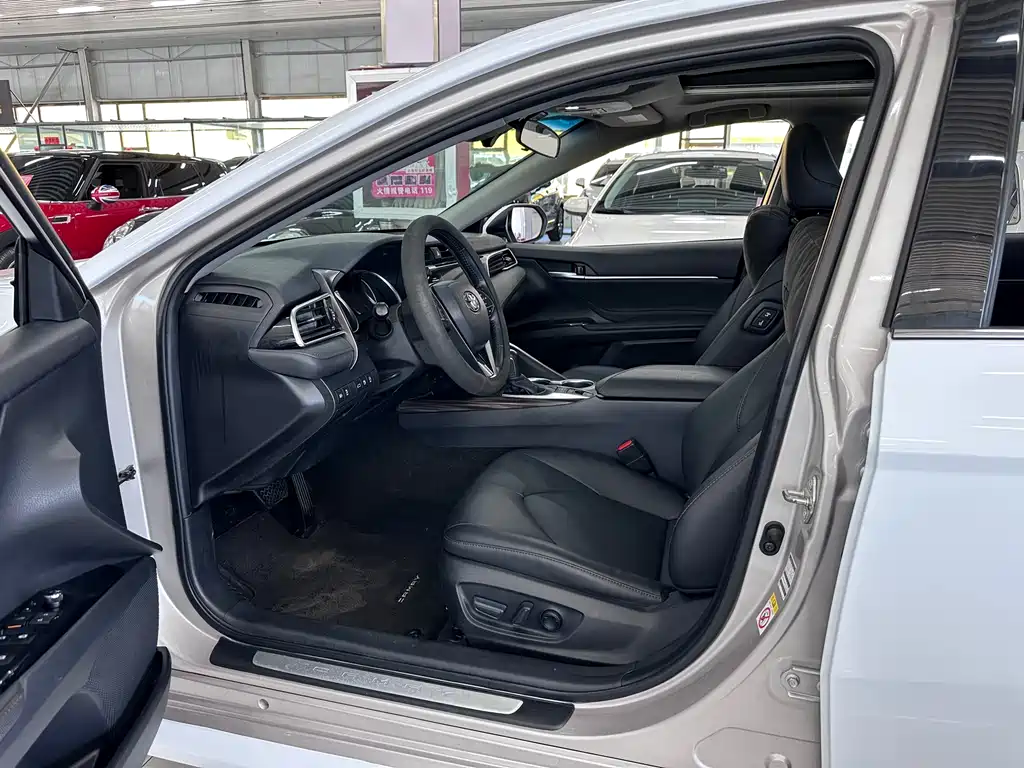 Toyota Camry 2018 — фото 10