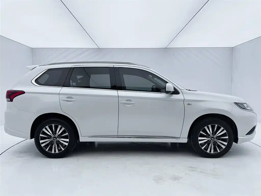 Mitsubishi Outlander 2022 — фото 5