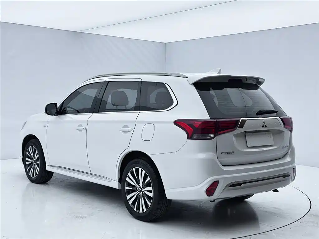 Mitsubishi Outlander 2022 — фото 7