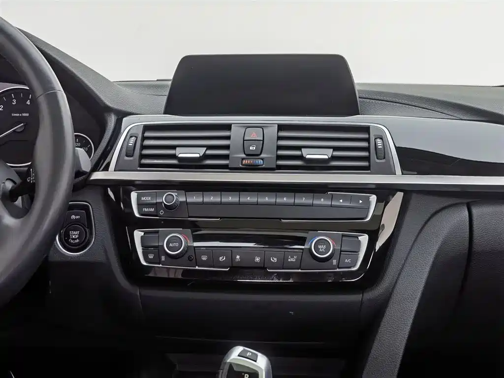 BMW 3 Series 2018 — фото 12