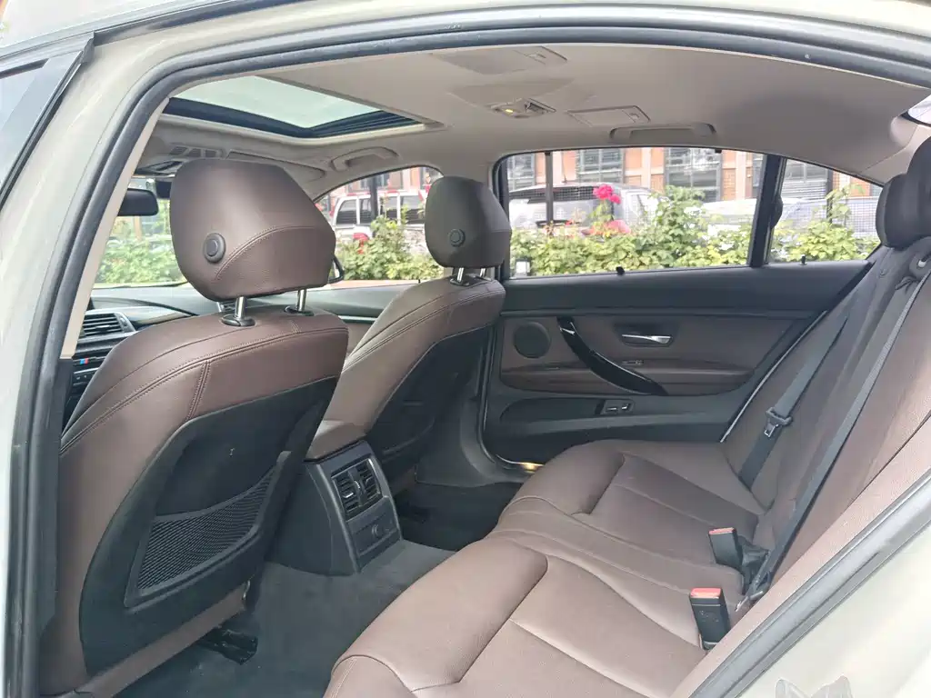 BMW 3 Series 2019 — фото 18