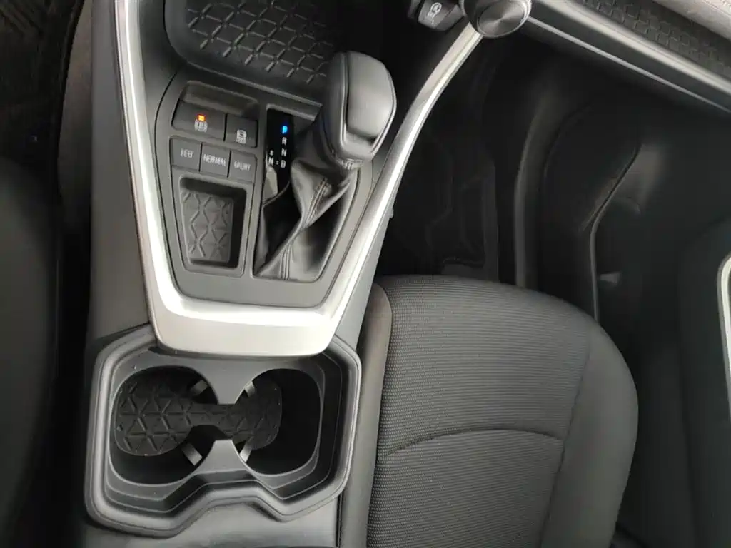 Toyota RAV4 2024 — фото 14