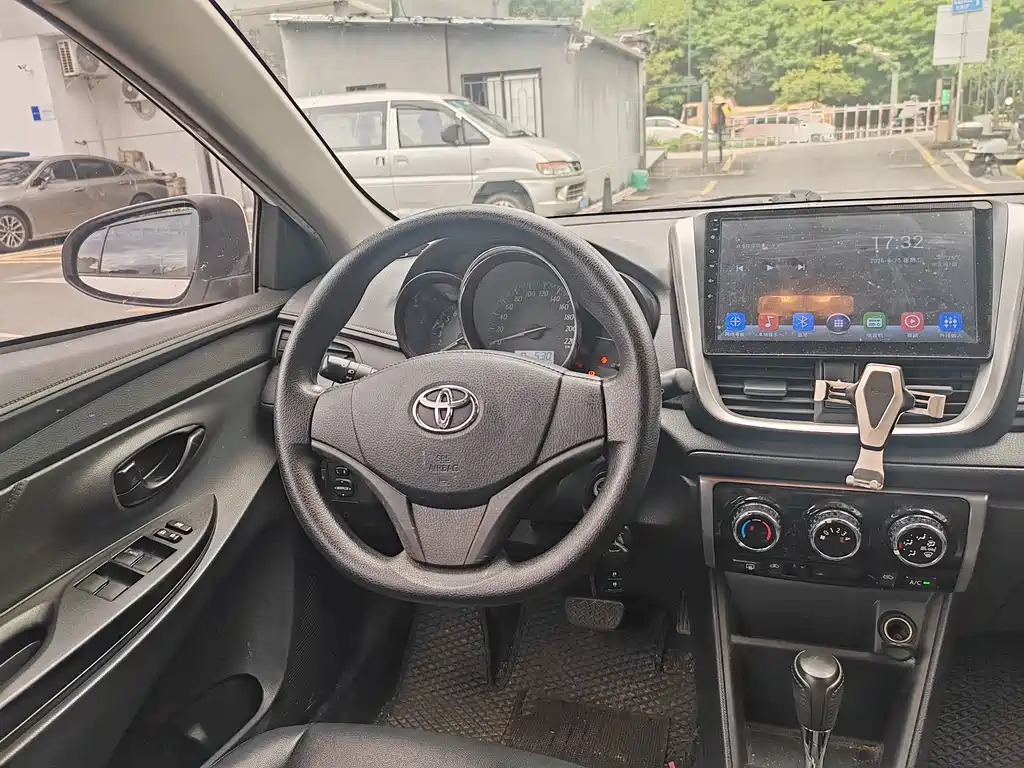 Toyota Yaris L 2017 — фото 10