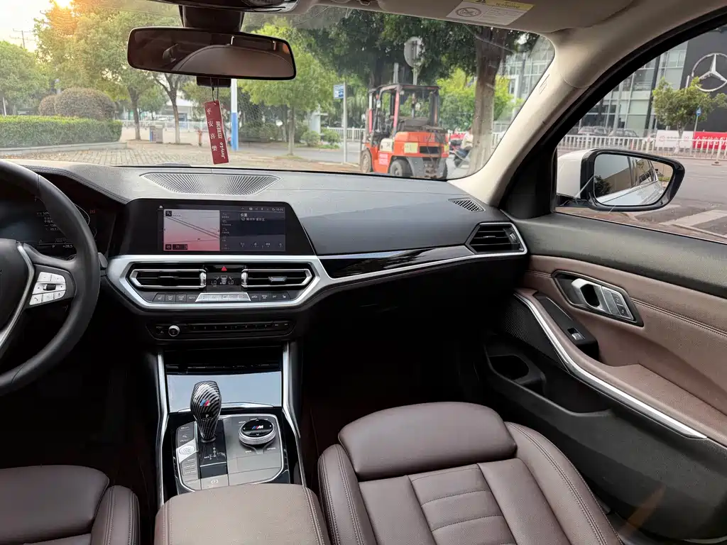 BMW 3 Series 2019 — фото 17