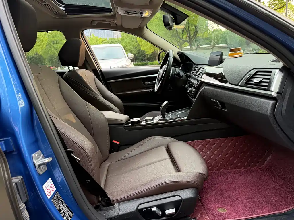 BMW 3 Series 2019 — фото 10