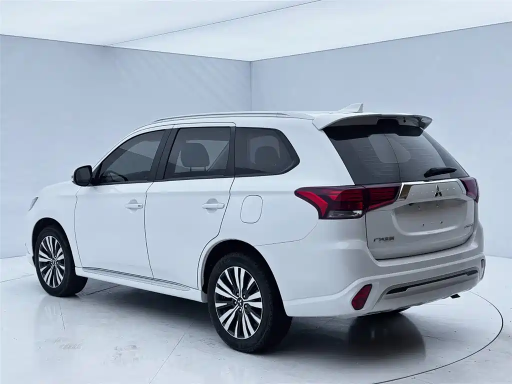 Mitsubishi Outlander 2021 — фото 7