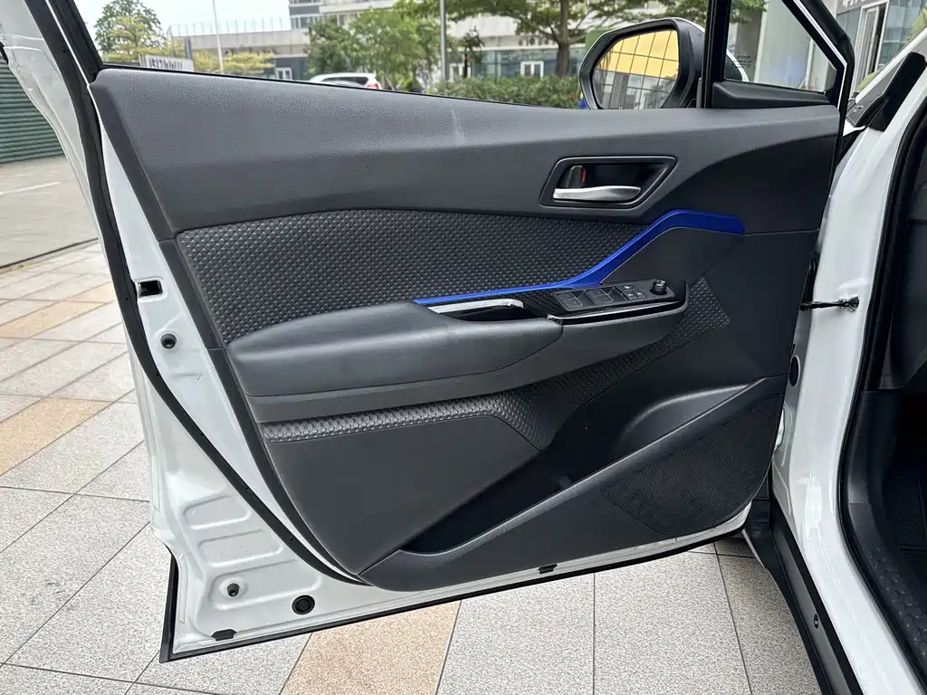 Toyota C-HR 2023 — фото 20