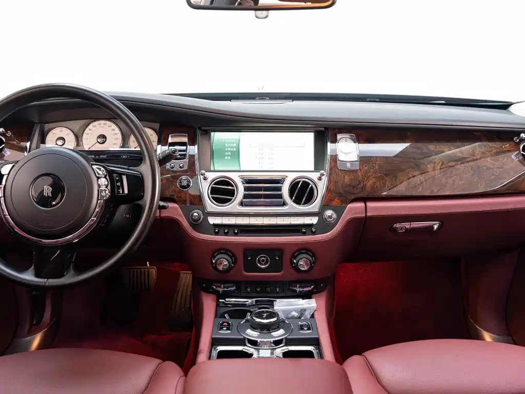 Rolls-Royce Ghost 2016 — фото 19