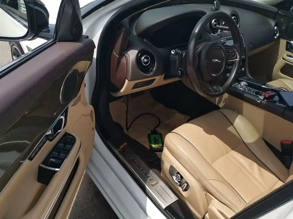 Jaguar XJ 2017 — фото 16