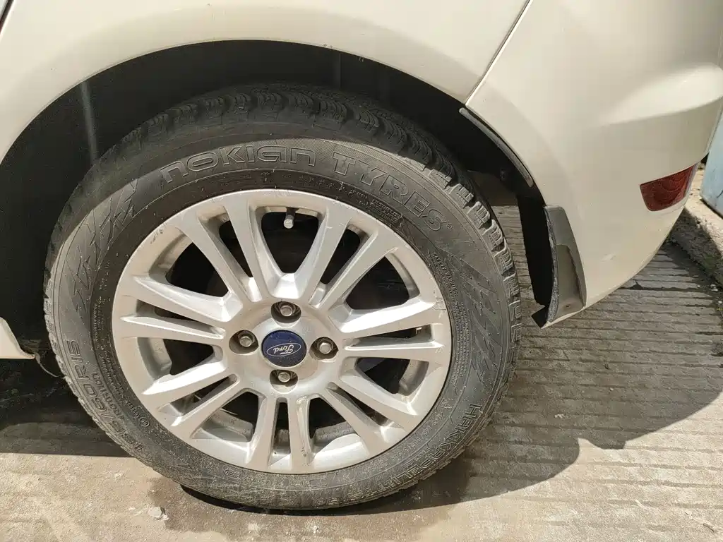 Ford Fiesta 2015 — фото 10