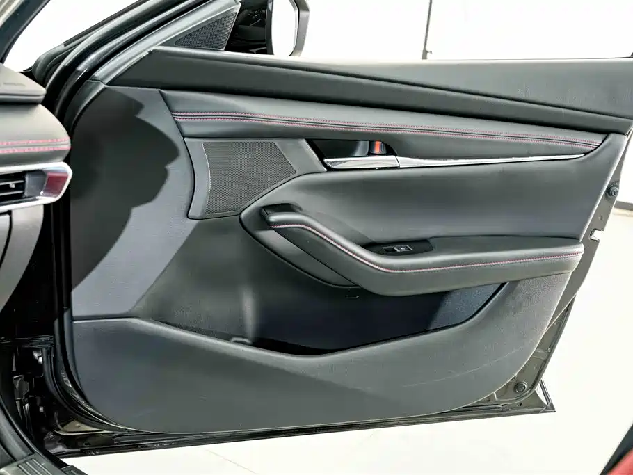 Mazda 3 Axela 2023 — фото 15