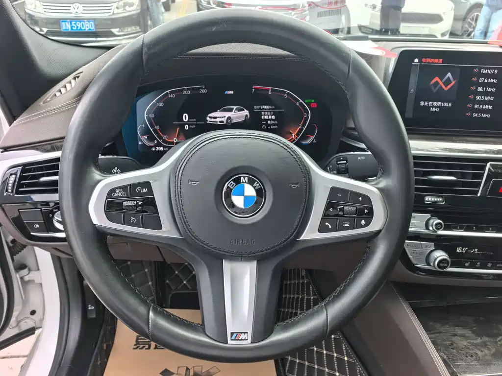 BMW 5 Series 2020 — фото 10