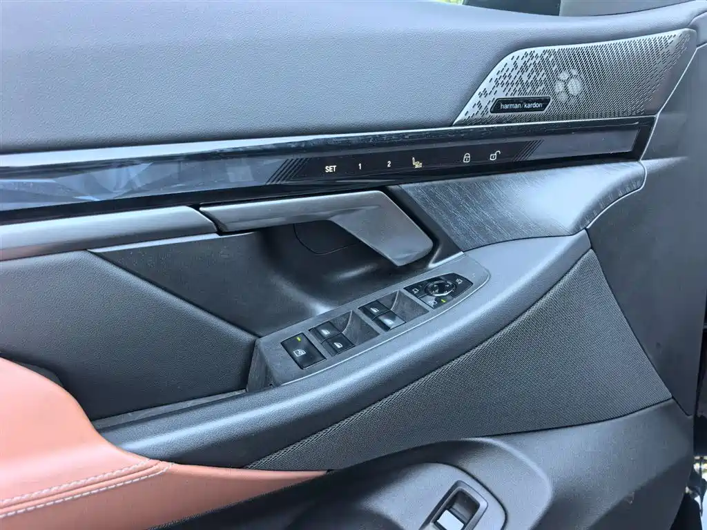 BMW 5 Series 2025 — фото 18