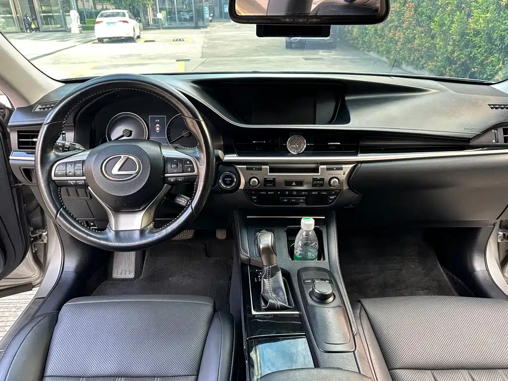 Lexus ES 2018 — фото 10