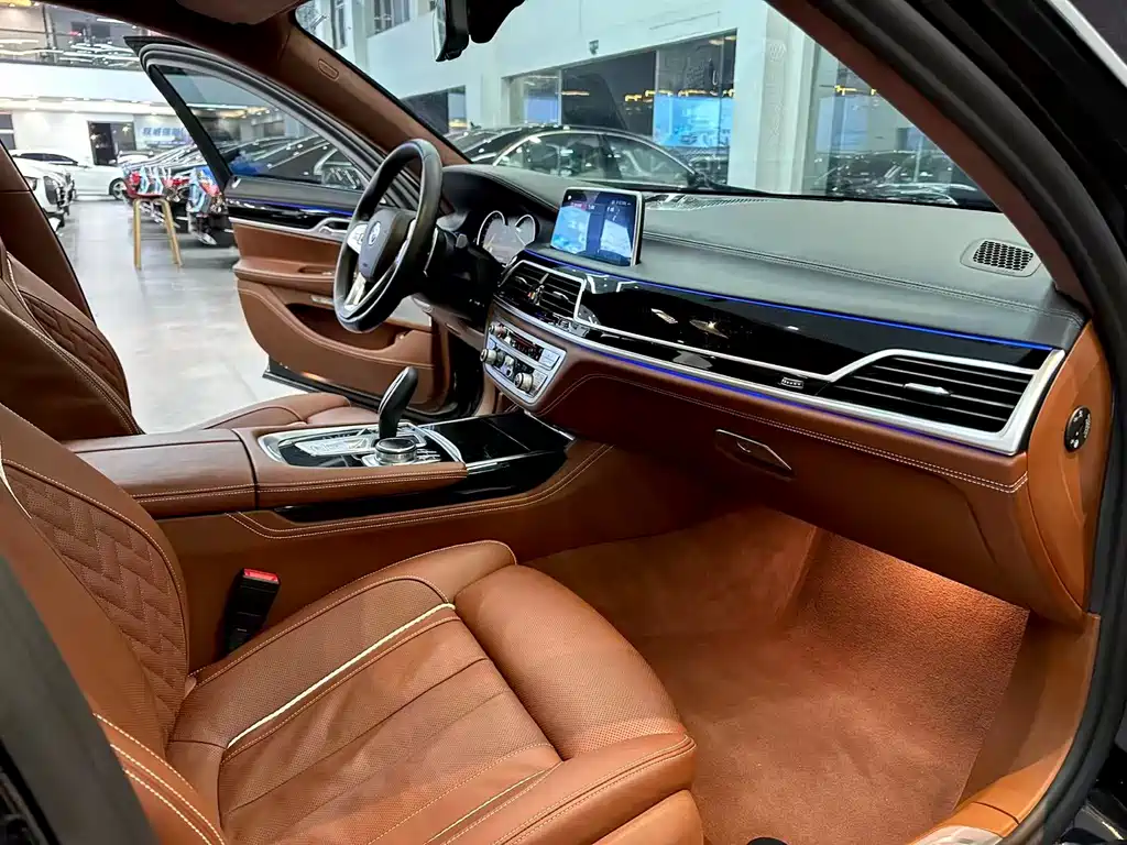 BMW 7 Series 2018 — фото 9