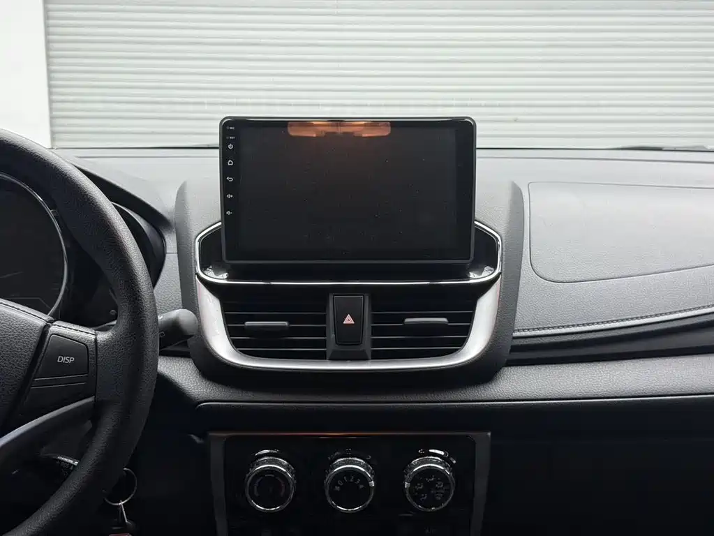 Toyota Yaris L 2022 — фото 18