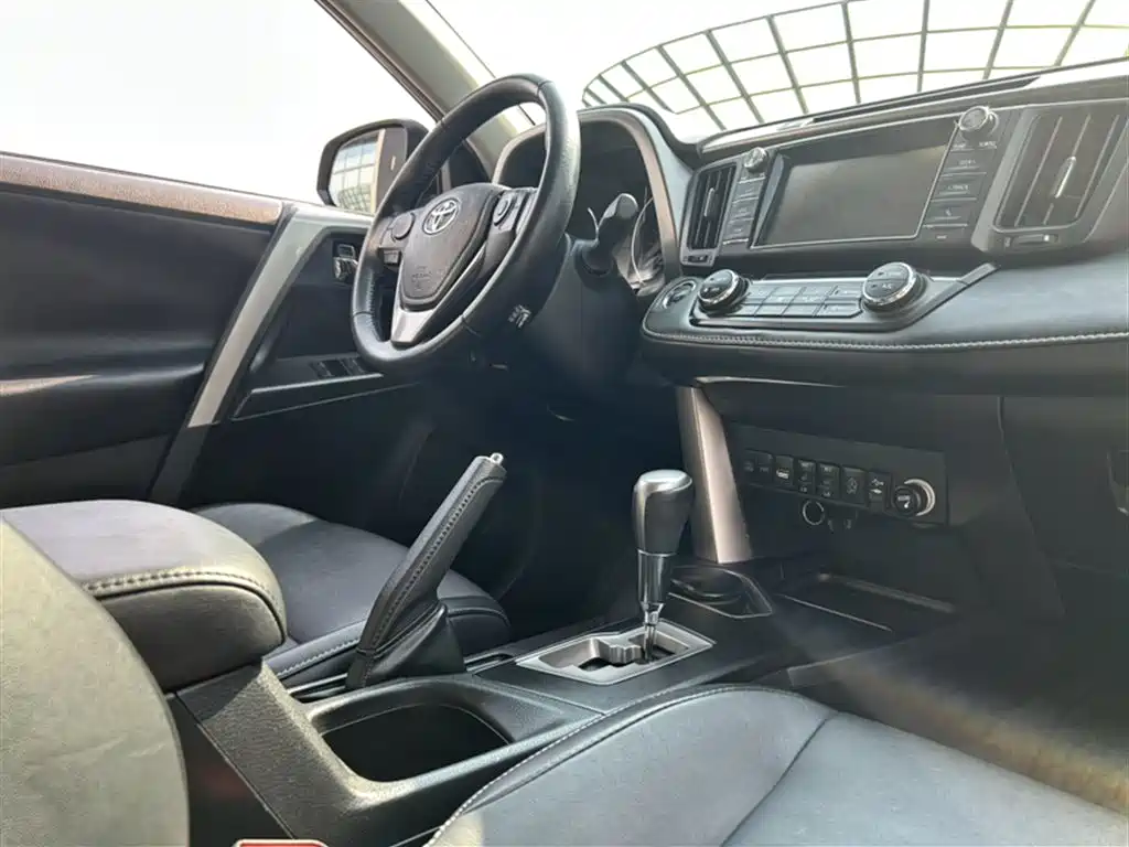 Toyota RAV4 2018 — фото 24