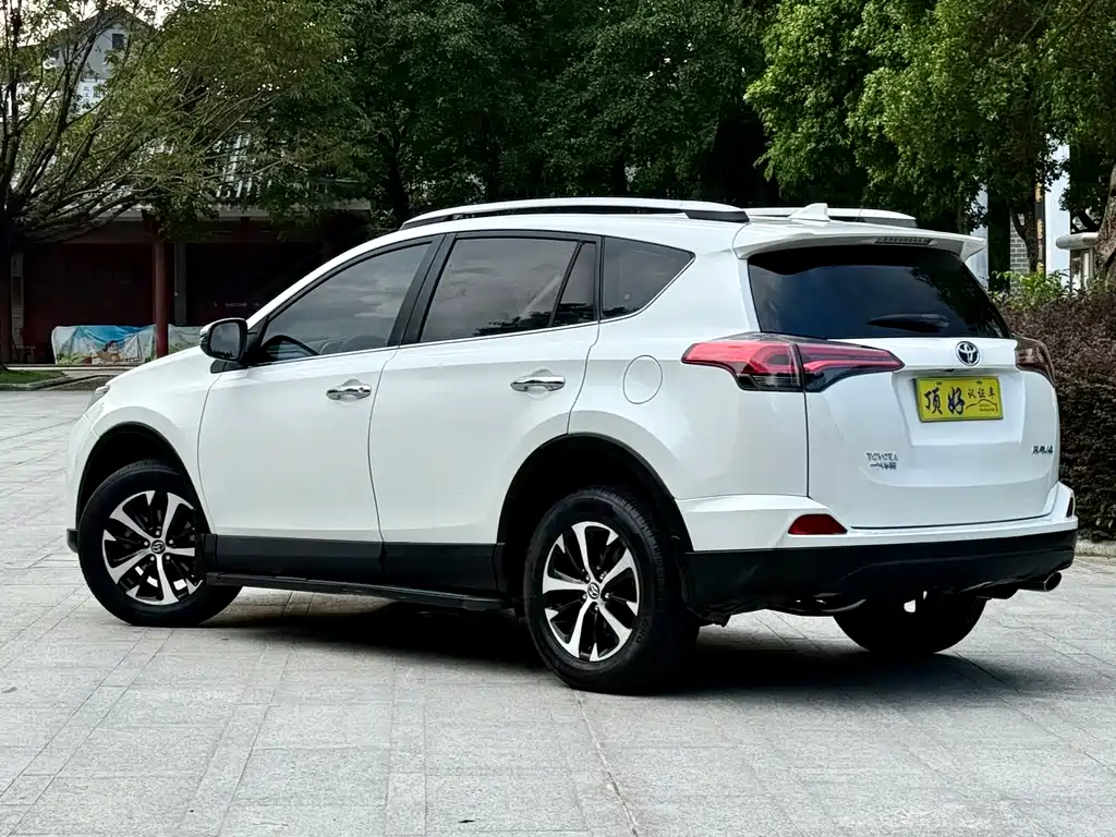 Toyota RAV4 2017 — фото 7