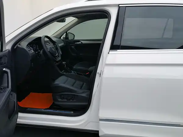 Volkswagen Tiguan L Plug-In Hybrid 2021