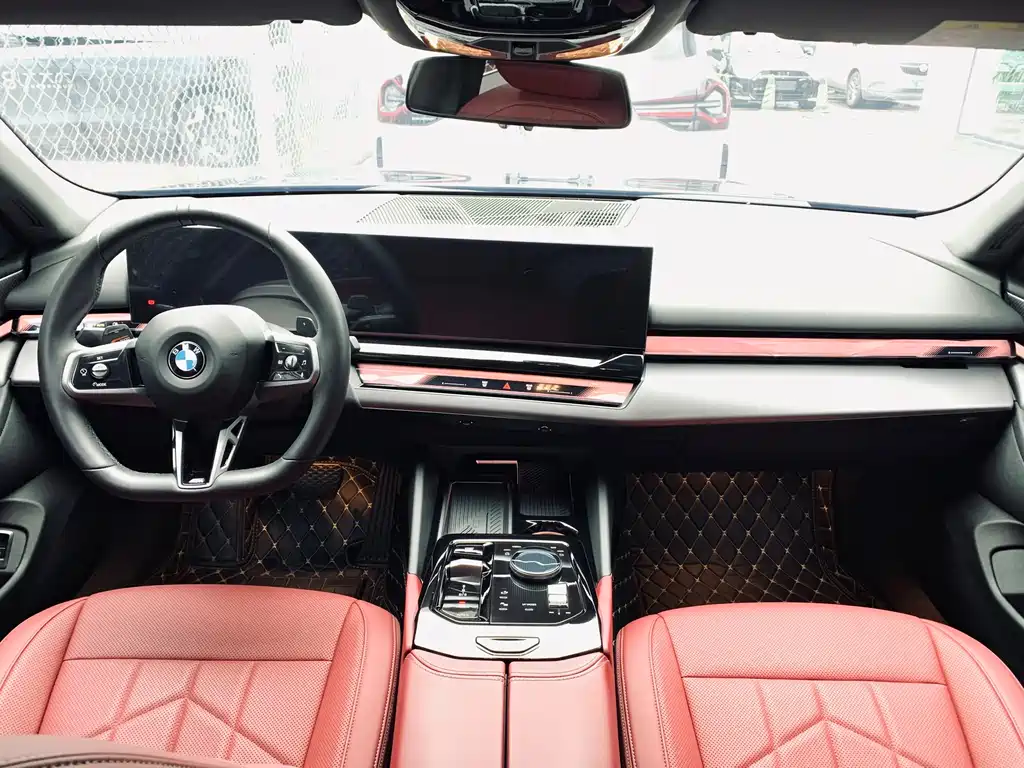 BMW 5 Series 2025 — фото 10