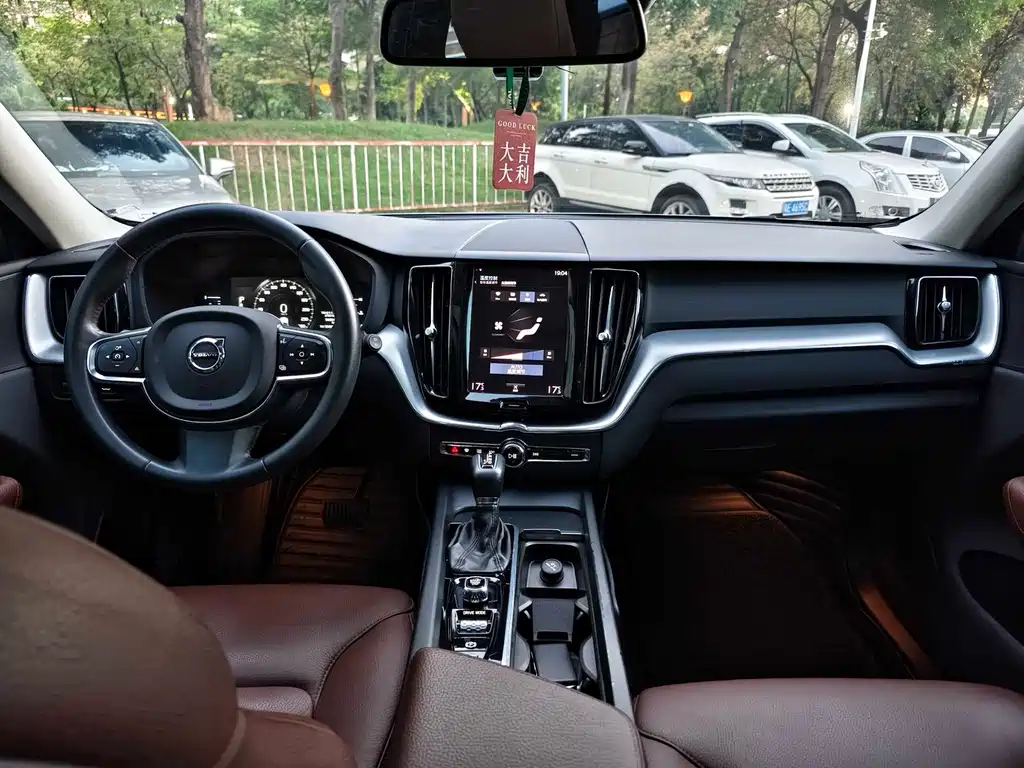Volvo XC60 2020 — фото 10
