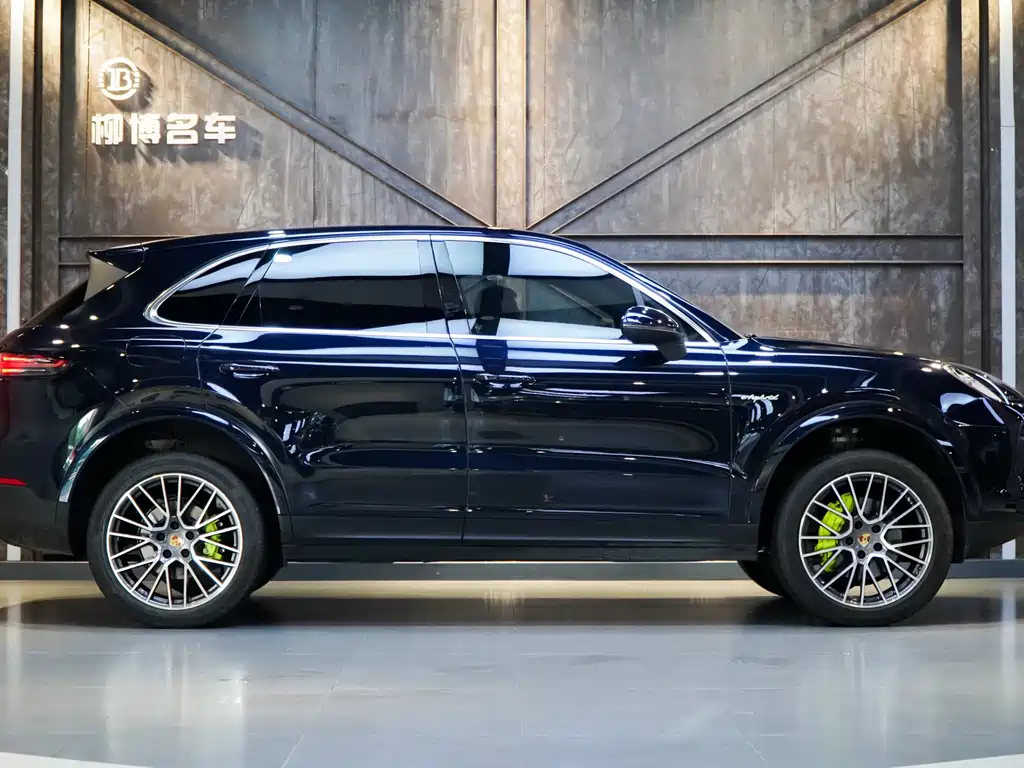 Porsche Cayenne Hybrid 2023 — фото 23