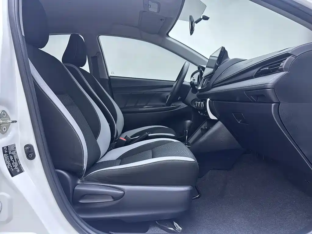 Toyota Yaris L 2022 — фото 8